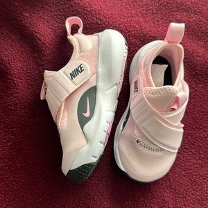 Brand new toddler Nikes size 6c. Comes with box.